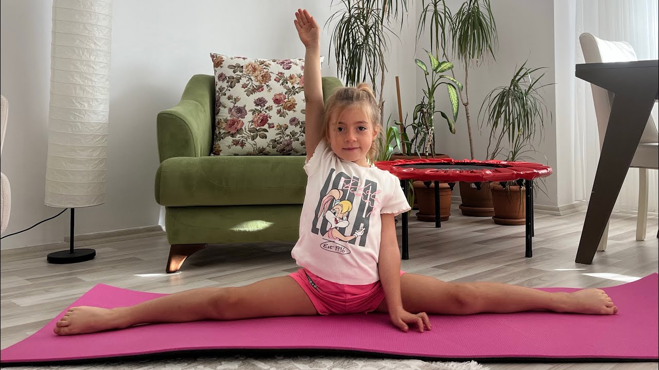 Lara ile jimnastik hareketleri yapma. Çocuklar için spor. Parende, sıfır açma, sgabat hareketi öğren