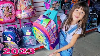 Lindsay Comprando Material Escolar