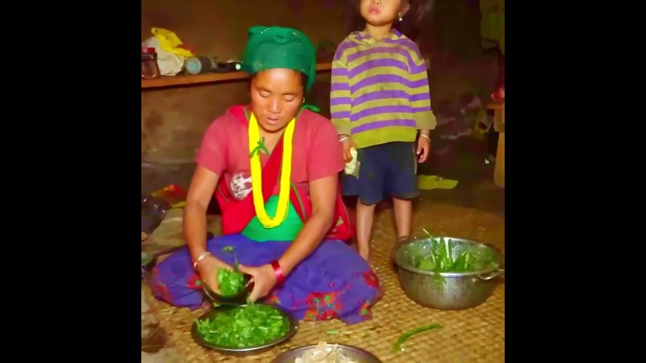 Трудная мама готовит рис для ребенка, бедная жизнь, деревенская жизнь, бедные дети идут в школу ч...