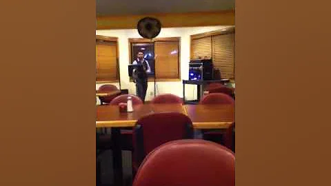 Billy Ortiz cantando