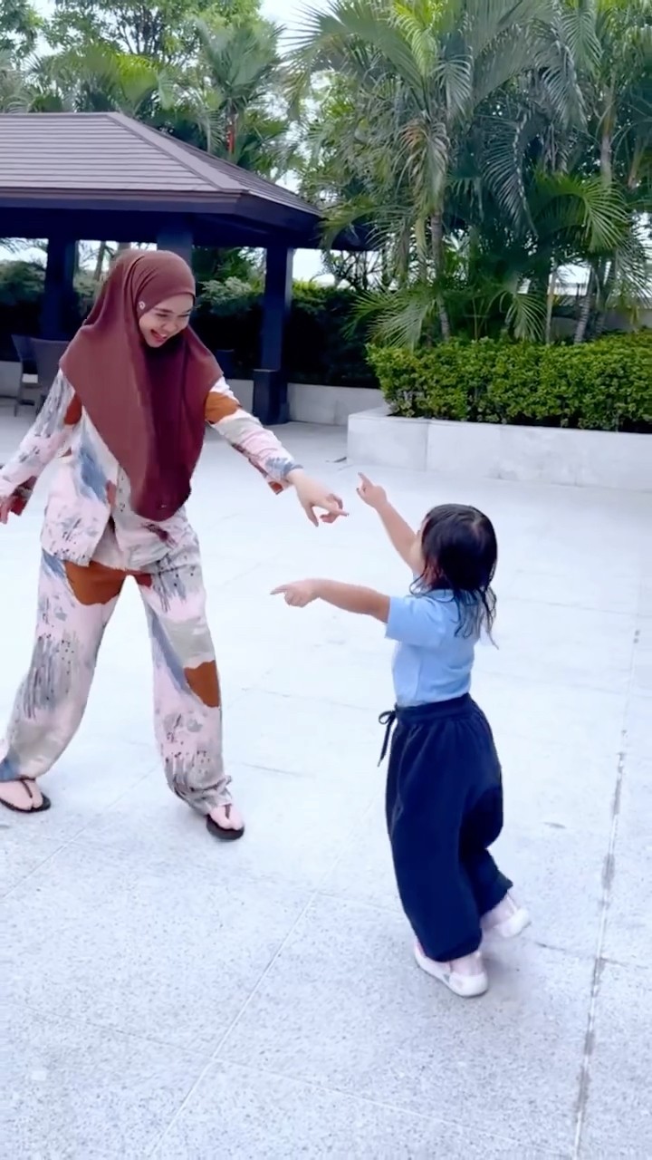 Moana sweet banget nungguin Ibu pulang?#riaricis