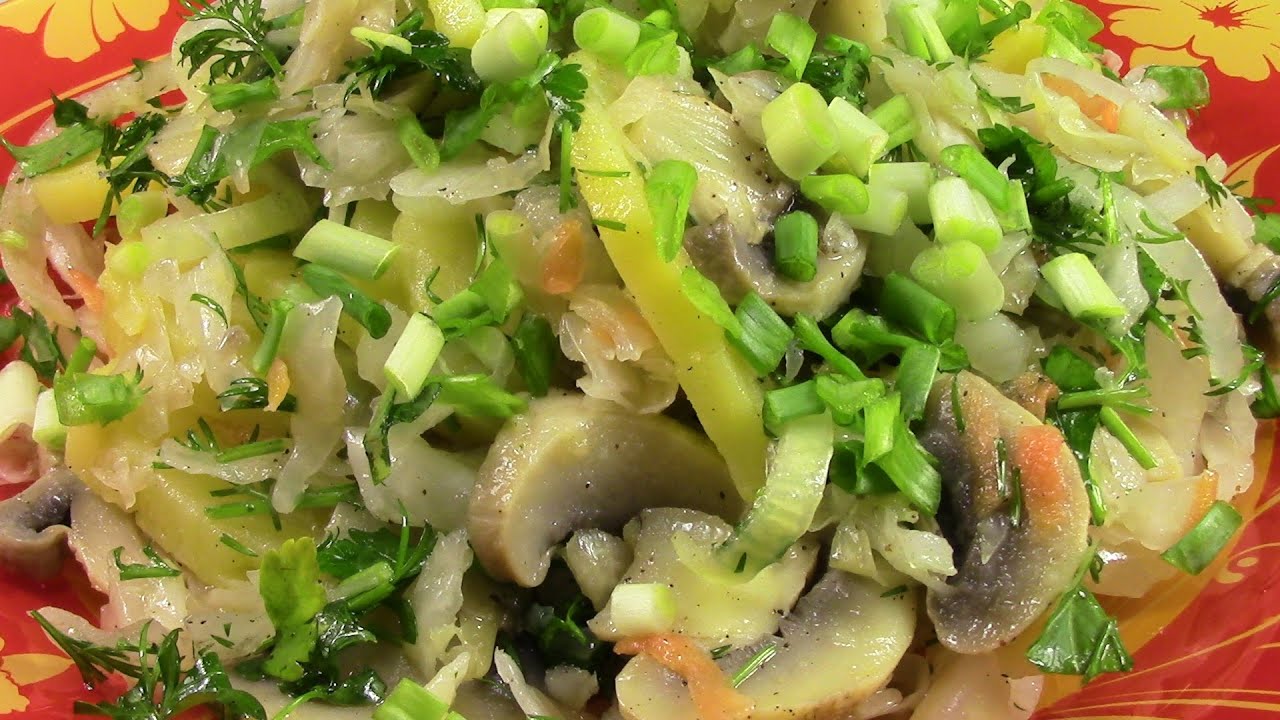 Картофель грибы капуста. Салат с грибами. Салат с картошкой и грибами. Салат с солёными грибами и картошкой. Постный салат с грибами.