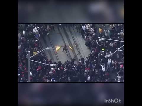 el pibe que jugo god of war en una marcha feminista