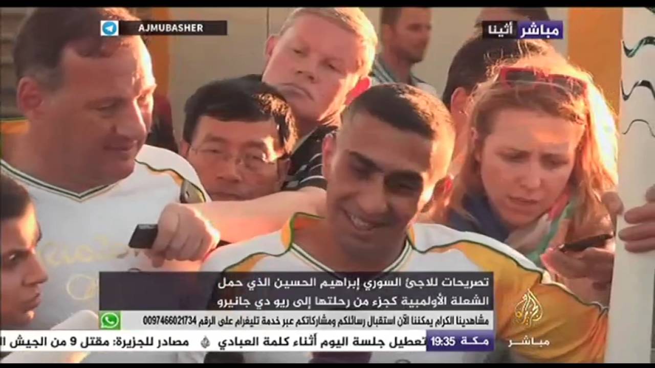 اللاجيء السوري إبراهيم الحسين يحمل الشعلة الأولمبية في أثينا في رحلتها إلى ريو دي جانيرو