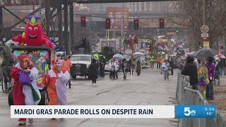 Rainy day not holding back Mardi Gras parade in St. Louis
