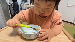 【1歳9ヶ月】キュウイを食べるりっくん [1 year and 9 months] Rikkun eating a kiwi