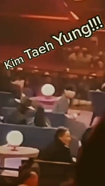 Army screaming Taehyung name and Taehyung reaction 😯😅 #bts #taehyung #army #sorts