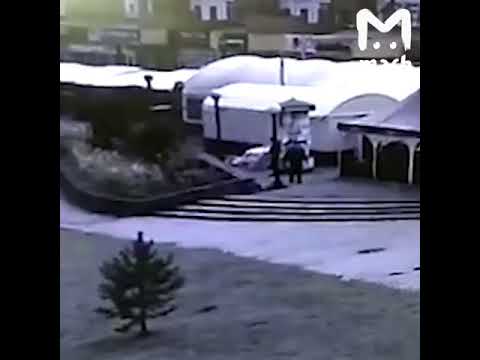 Момент нападения вооружённого мужчины на прохожих в Сургуте попал на видео