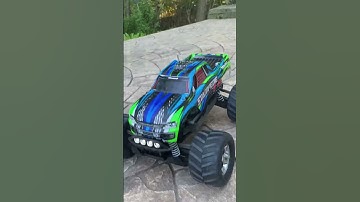Traxxas stampede 4x4 VS. Traxxas rustler 4x4 vxl jump experiment!