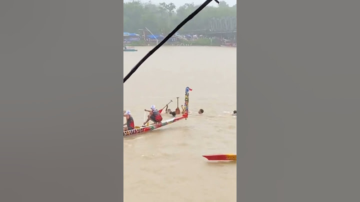 Perahu lawan karam, semua tim kompak membantu mengevakuasi, indahnya kebersamaan di Pacu Jalur..