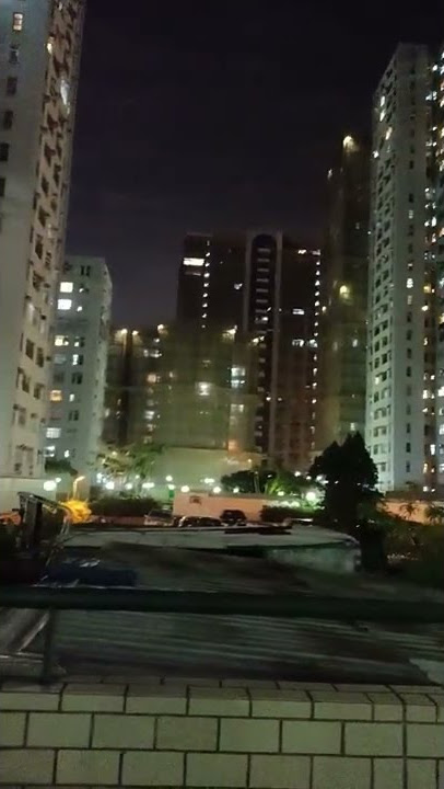 Indahnya malam hari di bawah apartemen