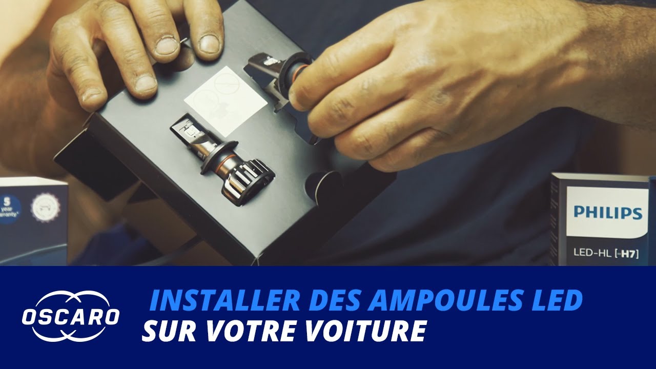 Installation D'une Nouvelle Ampoule De Phare De Voiture Halogène Moderne à  Led. Lampe Auto Tenir Mécanicien