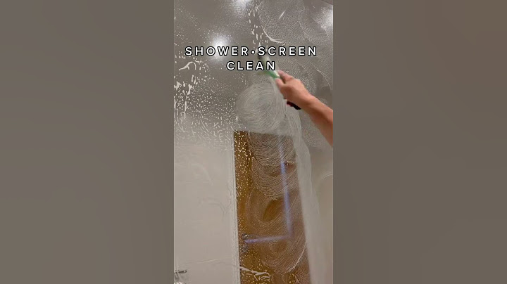 Limescale removal 🙌🏼 Ever wondered how to get rid of the annoying limescale on your shower screen?