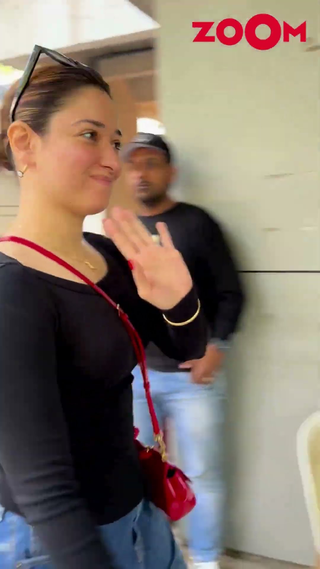 Tamannaah Bhatia CUTELY greets and waves at paps in a hurry #tamannaah #tamannaahbhatia #shorts