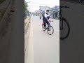 Bạn trẻ đạp xe siêu cute. Super cute young people riding bicycles