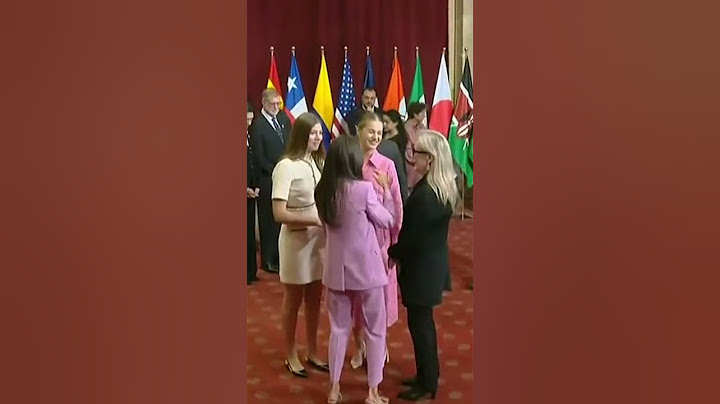 La actriz Meryl Streep conversa muy cercana con la Reina Letizia y sus hijas Leonor y Sofía