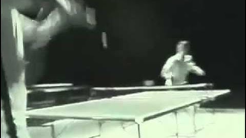 Lý Tiểu Long đánh bóng bàn bằng côn nhị khúc