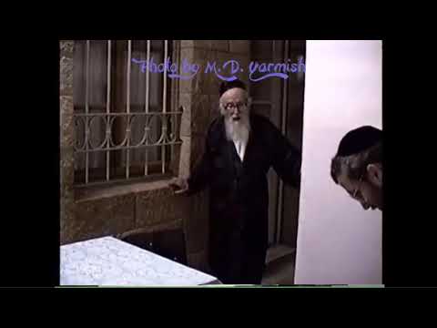 Rav Shlomo Zalman Auerbach zt"l doing an upsherin 5754
