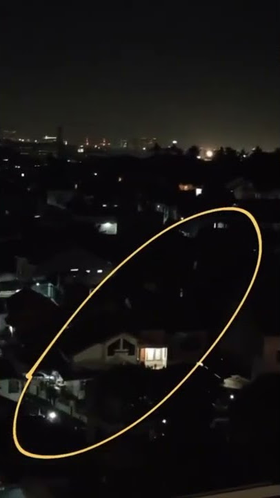 MERINDING!!!  penampakan pocong terbang di atap rumah...  #shorts #pocong #penampakan