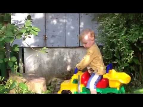 Павлик катается на машинке "Полесье"