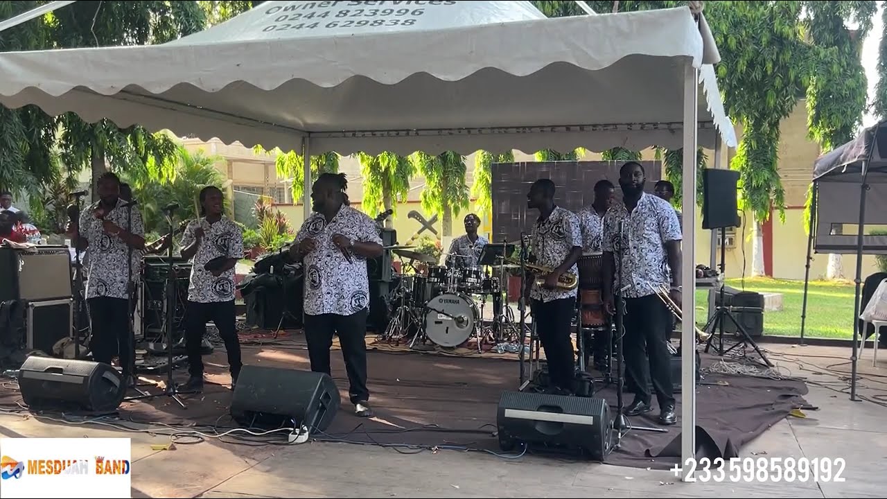 Menhyia Palace dances to Pure High life tunes from the Mesduah Band