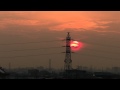 鉄塔を溶かす夕陽