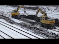 Dwie koparki liebherr 900 litronic pracuj na torach kolejowych