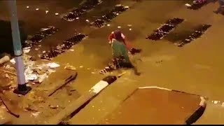 Download Mekke'deki Temizlik Işçisi! ... O'nunla Tanrı Arasında Ne Var? Video MP3 Mekke'deki Temizlik Işçisi! ... O'nunla Tanrı Arasında Ne Var?