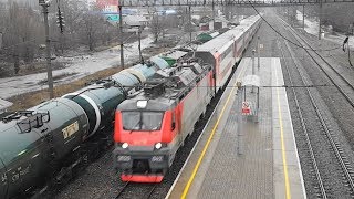 Электровоз ЭП20-042 с пассажирским двухэтажным поездом