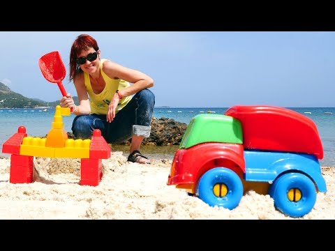 Видео: Маша Капуки собирает грузовичок и замок из песка. Видео для детей.
