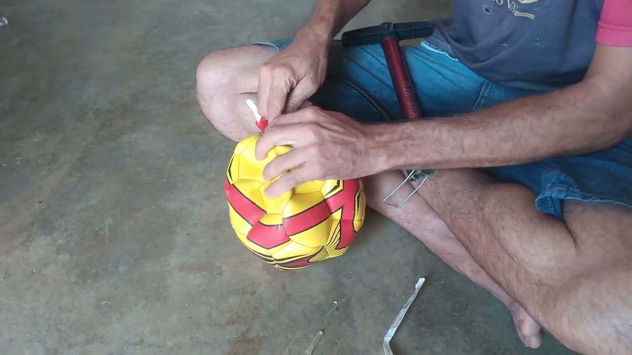 Colando bola usando clara de ovo.