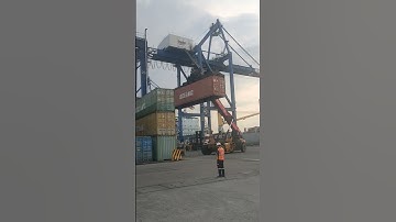 Reach stacker container van out #reachstacker #Reachstackershortvideo #highlight #everyone