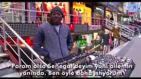 Türkiye'de saat satan siyahi bir insan