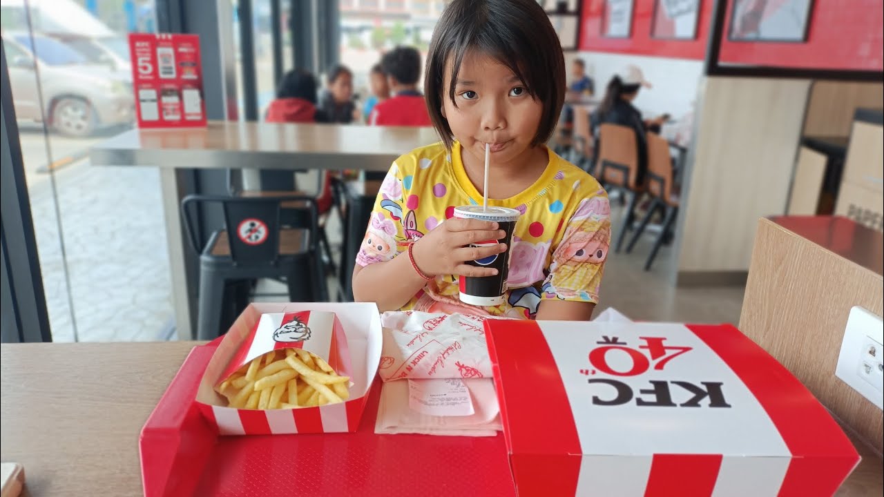 กลับจากไปซื้อน้ำมาให้ย่าก็แวะกินไก่ KFC ที่ปั๊มปตท.ศีขรภูมิซะหน่อยของโปรดนานๆได้มาทีพลาดไม่ได้