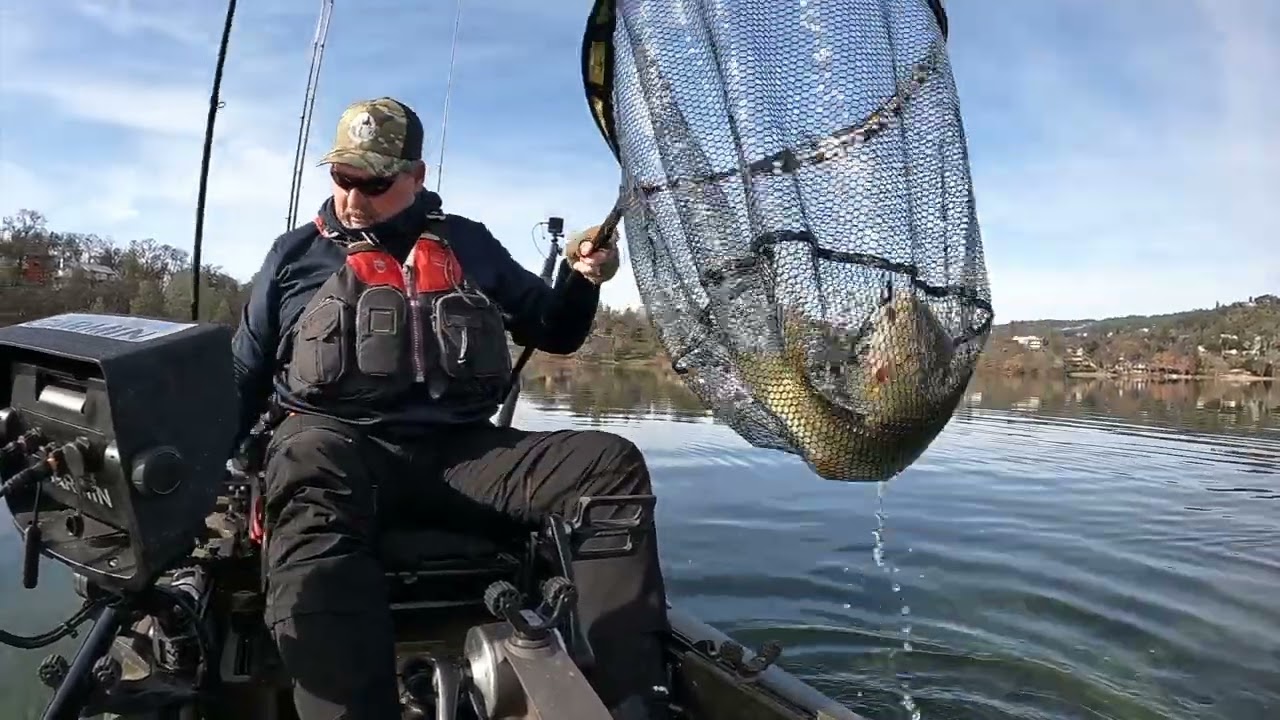 COLD DECEMBER BASSIN #kayakbassfishing #bassfishing #fishing #clearlake #largemouthbassfishing #bass