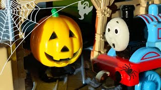 トーマスのハロウィーン！きかんしゃトーマスのおもちゃアニメ パーシー ゴードン   ジェームス 可動橋 機関庫 / Thomas & Friends Toy Anime Show Halloween