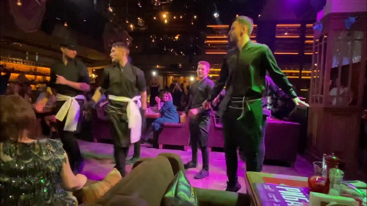 ресторан рибай санкт-петербург. шоу поющих официантов. ресторан в питере с поющими официантами. поющие официанты спб ресторан рибай. танцующие официанты.