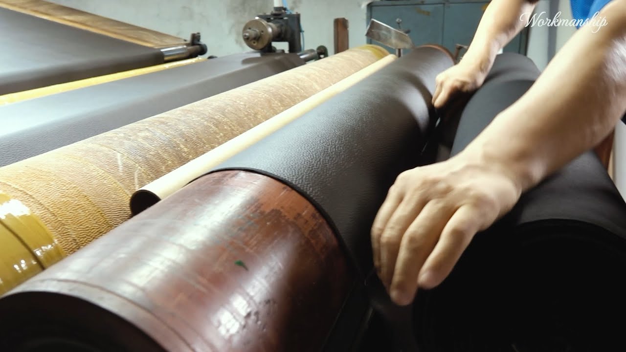 고품질 레자 원단을 대량 생산하는 과정. 한국의 인조 가죽 공장