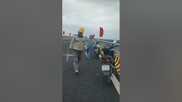 Hành trình qua cầu sông đáy vừa cắt băng khánh thành 