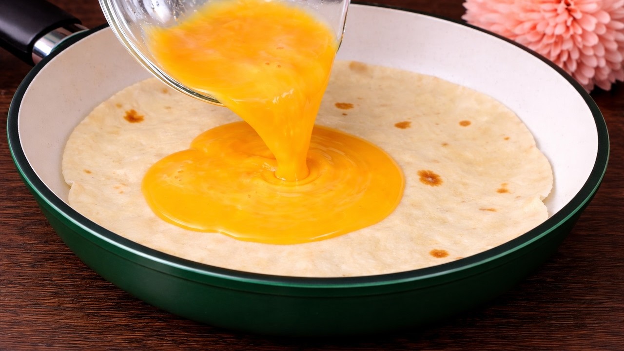 Просто выложите яйца на тортилью! Быстрый завтрак за 10 минут. Лучше, чем пицца!