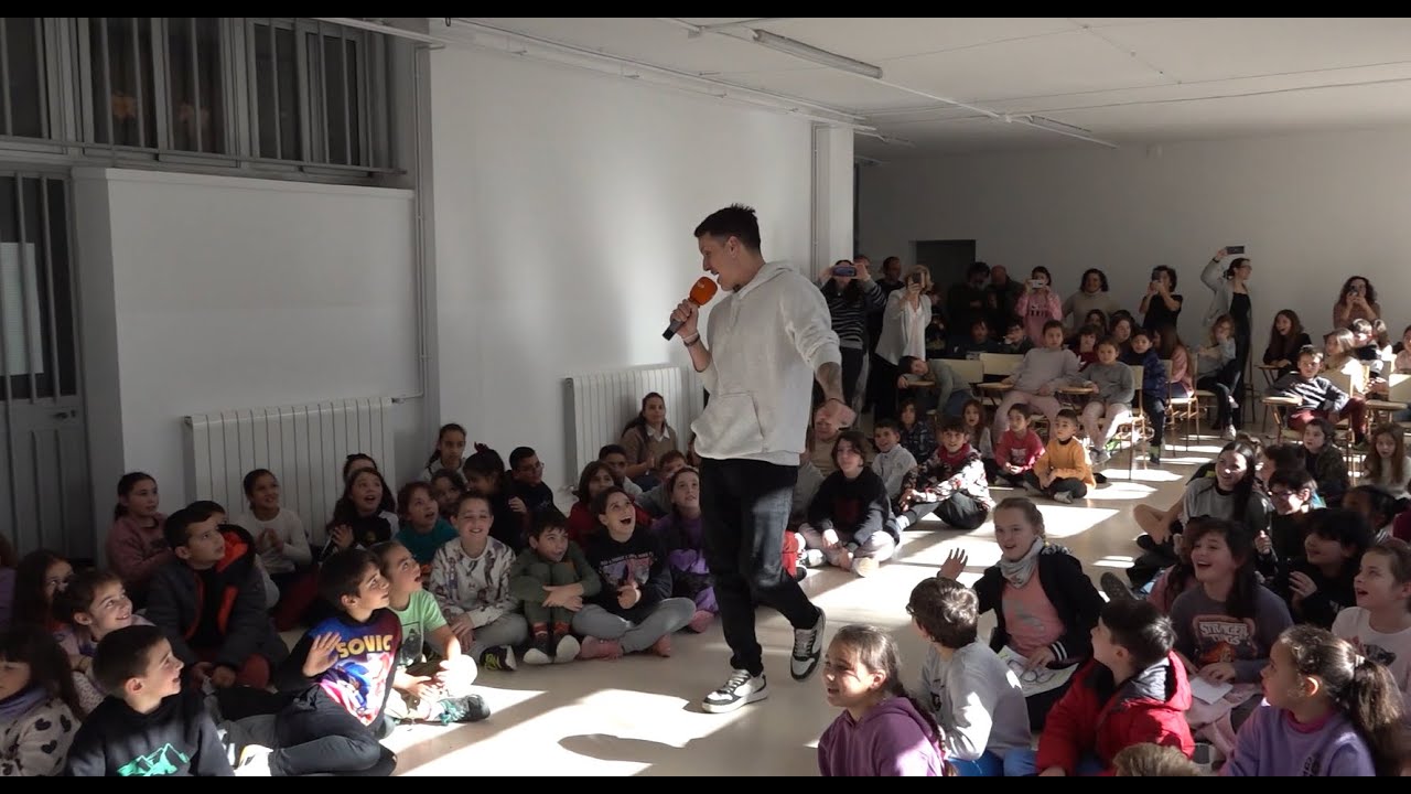 Bo, sa i d'aquí - El cantant Edu Esteve visita l’escola Marcel·lí Moragas de Gavà