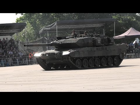 Dynamische Waffenschau mit Fahrzeugvorführungen beim Tag der Bundeswehr in Weiden in der Oberpfalz