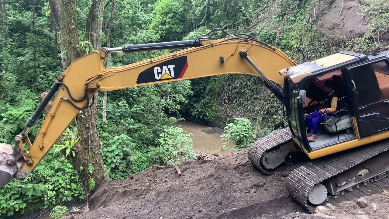 Excavator bikin jalan turun sungai
