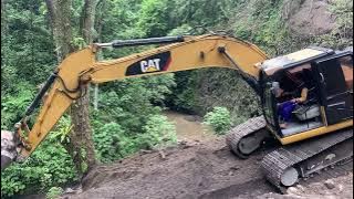 Excavator bikin jalan turun sungai