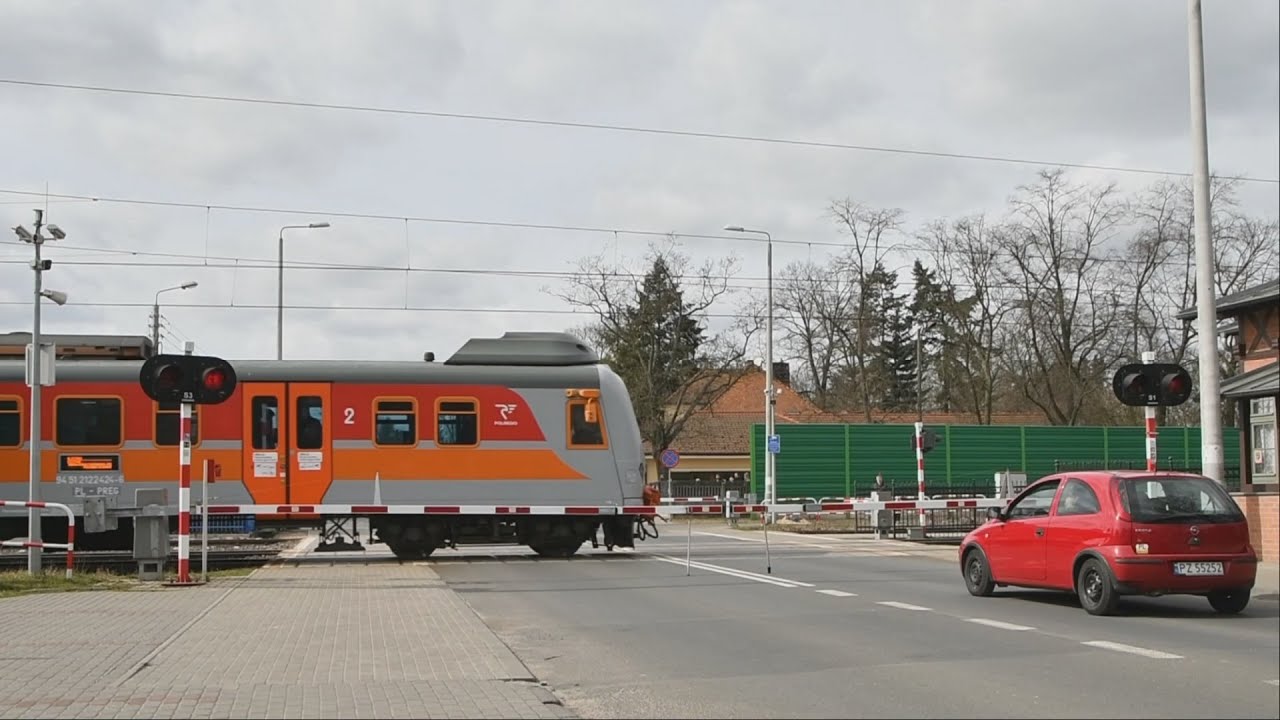 Przejazd kolejowy Puszczykowo, ul. Dworcowa - 3 pociągi