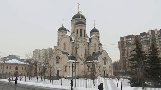 Crowds gather by Moscow church ahead of Navalny's funeral