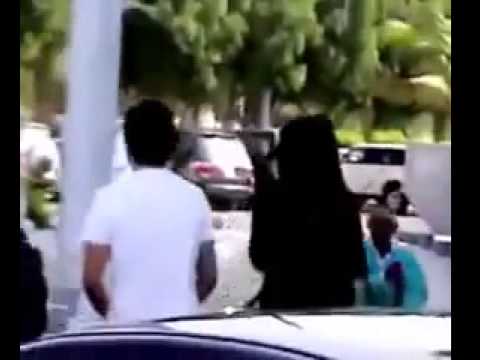 سعوديون يتحرشون بالبنات باللمس من الخلف