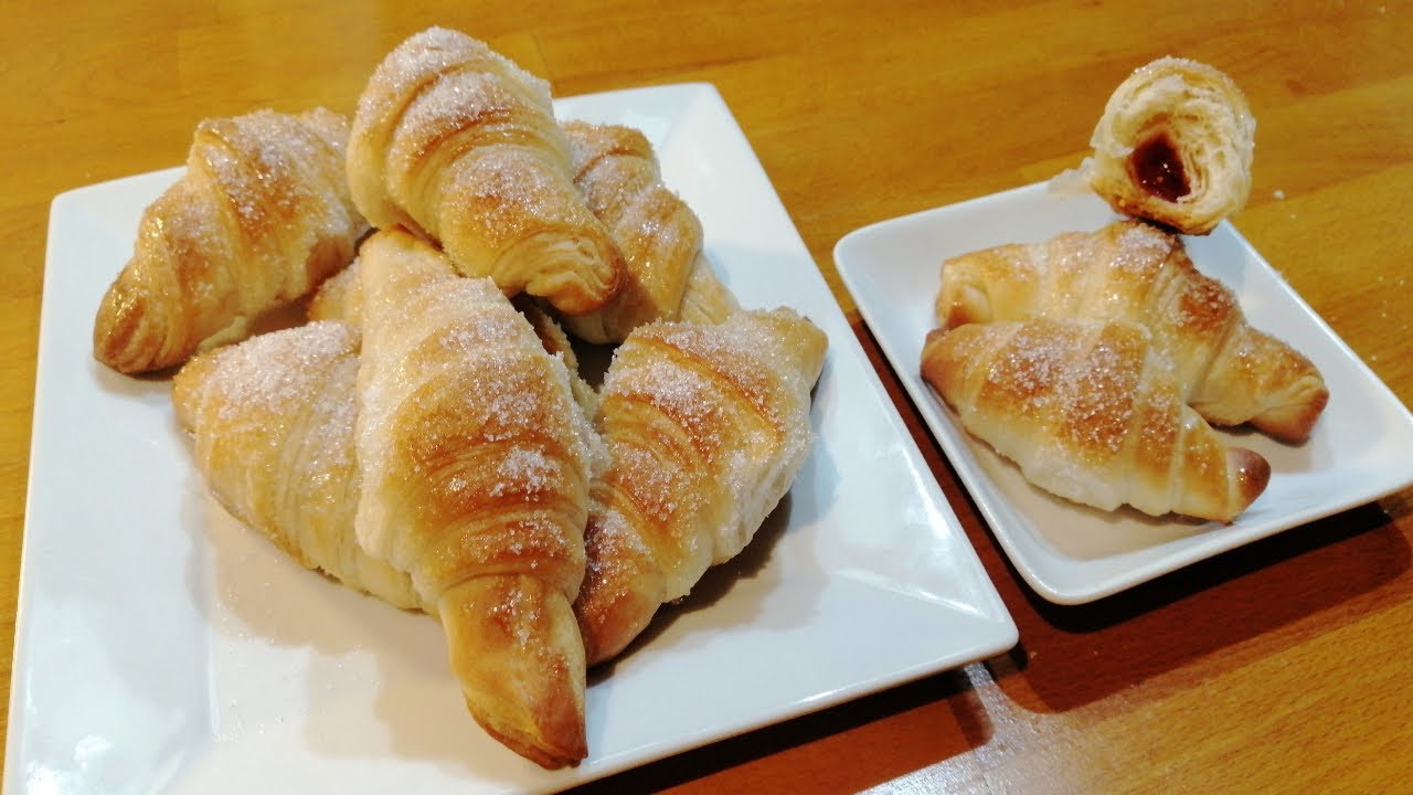 Cruasanes dulces rellenos con membrillo / Croasanes / Croissants rellenos