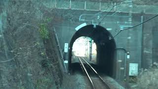 東急東横線と立体交差する横浜線の大口駅～菊名駅間を走行するE233系の前面展望