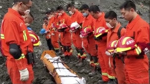 Footage: Rescue team found a body buried under the rubble of Sichuan massive landslide